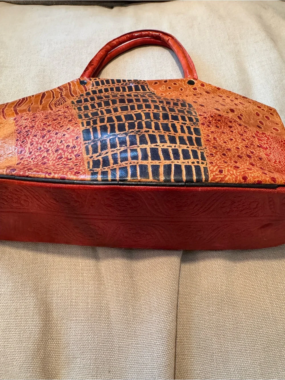 VTG Handcrafted Embossed Leather Handbag with Matching Coin Purse